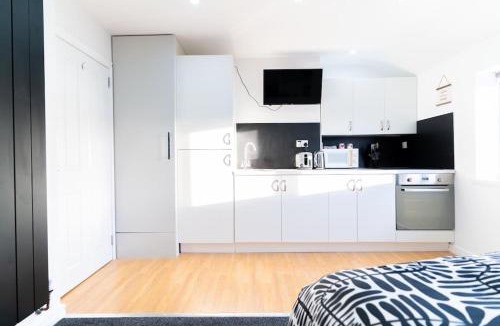 Moseley Apartment | Stylish Studio in Moseley Village