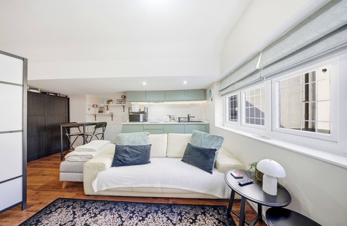 Liverpool Apartment | Stylish Studio - Sleeps 2 & Private Parking