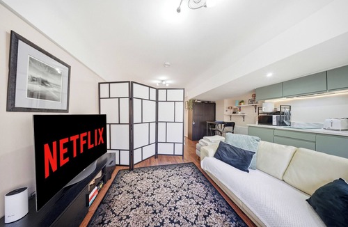Liverpool Apartment | Stylish Studio - Sleeps 2 & Private Parking