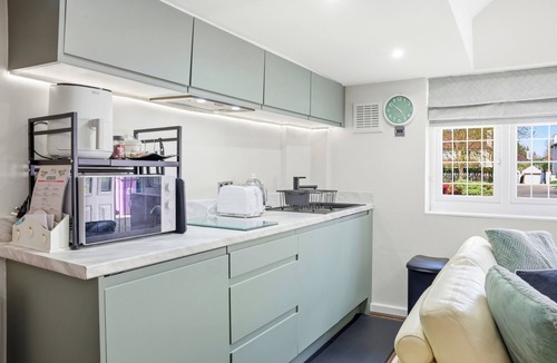 Liverpool Apartment | Stylish Studio - Sleeps 2 & Private Parking