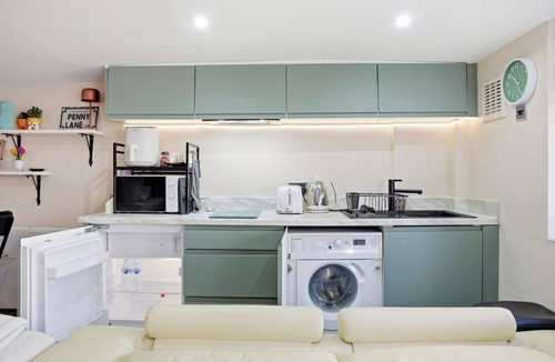 Liverpool Apartment | Stylish Studio - Sleeps 2 & Private Parking