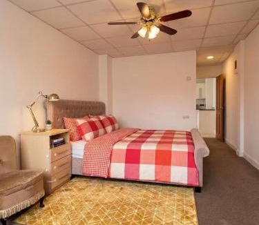 Stone Apartment | Stylish Studio with SuperKing Bed
