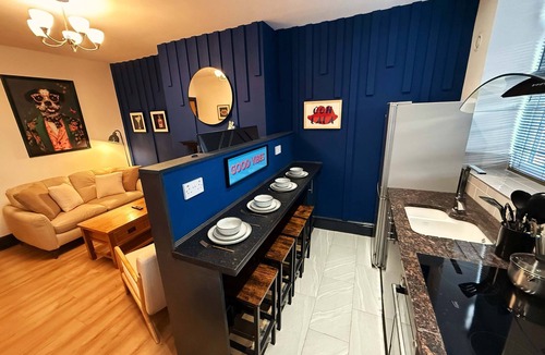 Warrington Apartment | Stylish Warrington Stay -2 King Beds -Netflix