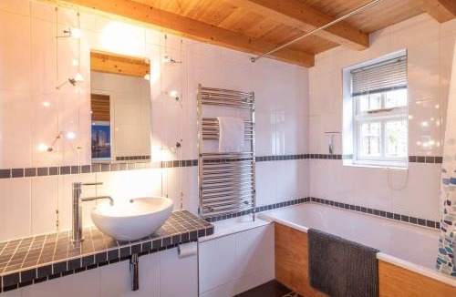 West Ashling House | Stylist Split Level 2 Bed with Parking