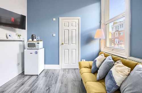 Hackney Central Apartment | Suite-Deluxe-Shared Bathroom-Street View-3