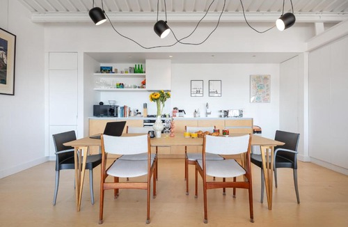 Upper Clapton Apartment | Sun-Splashed Art Deco Loft - Yoga Zone, Hackney