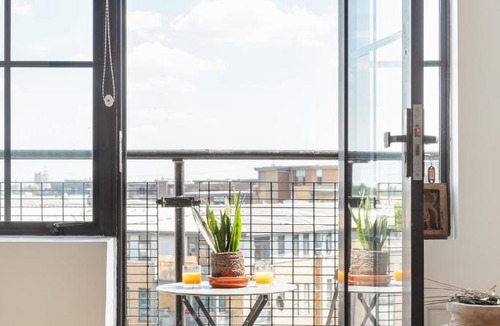 Upper Clapton Apartment | Sun-Splashed Art Deco Loft - Yoga Zone, Hackney