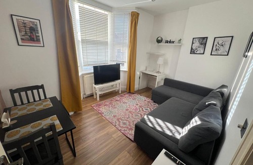Streatham Apartment | Sunny