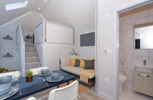 Westbourne Apartment | Super Cool Luxury Studio near the beach - Smart TV, Fast WiFi