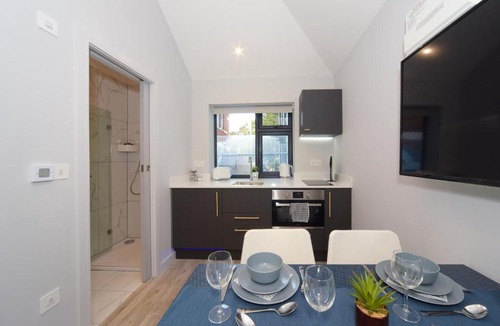 Westbourne Apartment | Super Cool Luxury Studio near the beach - Smart TV, Fast WiFi