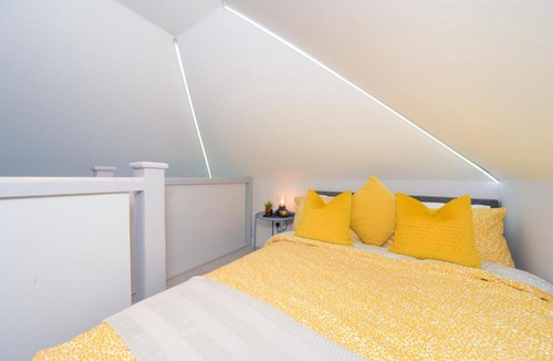 Westbourne Apartment | Super Cool Luxury Studio near the beach - Smart TV, Fast WiFi
