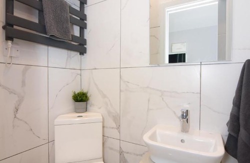 Westbourne Apartment | Super Cool Luxury Studio near the beach - Smart TV, Fast WiFi