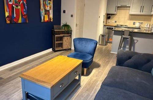 Staines Apartment | Superb Central Flat, 3 mins to Station and Parking