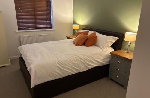 Staines Apartment | Superb Central Flat, 3 mins to Station and Parking
