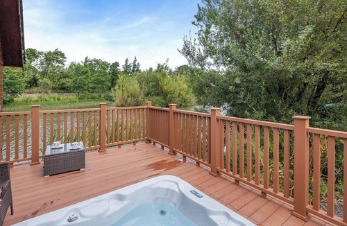 Menai Bridge Ski Chalet | Superb lodge perched on the lake, perfect for romantic breaks.