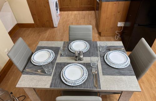 Beckingham Apartment | Surridges Studio Sleeps 4 w Parking & Dogs Ok