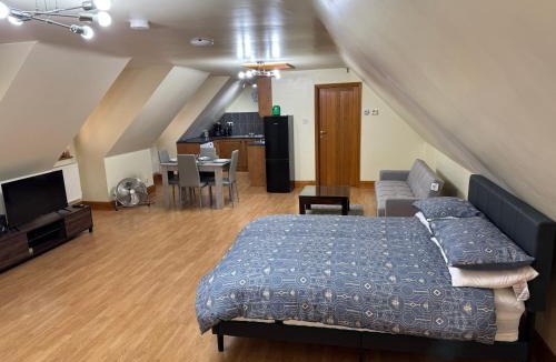 Beckingham Apartment | Surridges Studio Sleeps 4 w Parking & Dogs Ok