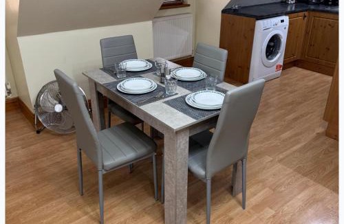 Beckingham Apartment | Surridges Studio Sleeps 4 w Parking & Dogs Ok