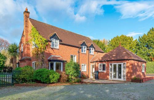 Muxton House | Sutherland House Modern & Elegant Home - Pass the Keys