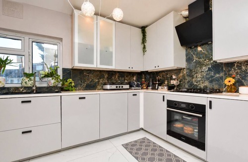 Sutton North House | Sutton 30Mins to Central London Sleeps7 Parking
