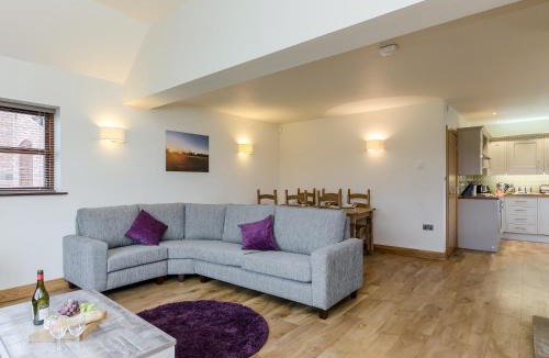Yoxall House | Swallow Cottage - Ukc2579