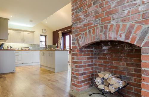 Yoxall House | Swallow Cottage - Ukc2579