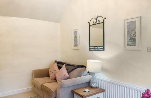 Middle Mayfield House | Swallows - Uk41742