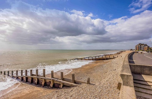 Bognor Regis Apartment | Tasteful, Seafront Family Flat - Pass the Keys