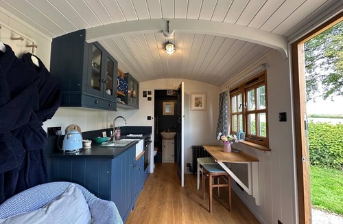 Crewkerne Cabin | Teasel Shepherds Hut for 2 guests in rural Somerset with wood-fired hot tub