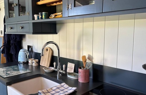 Crewkerne Cabin | Teasel Shepherds Hut for 2 guests in rural Somerset with wood-fired hot tub