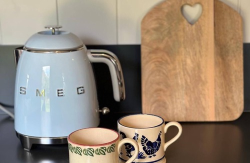 Crewkerne Cabin | Teasel Shepherds Hut for 2 guests in rural Somerset with wood-fired hot tub
