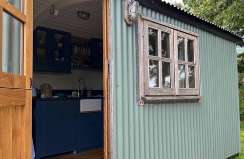 Crewkerne Cabin | Teasel Shepherds Hut for 2 guests in rural Somerset with wood-fired hot tub