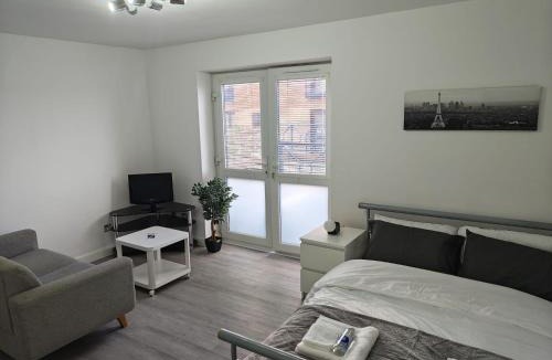 Gravesend Apartment | Thames Riverside Studio, Gravesend Town Centre - near train station