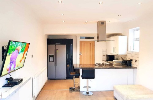 Ponders End Bed & Breakfast | The 329