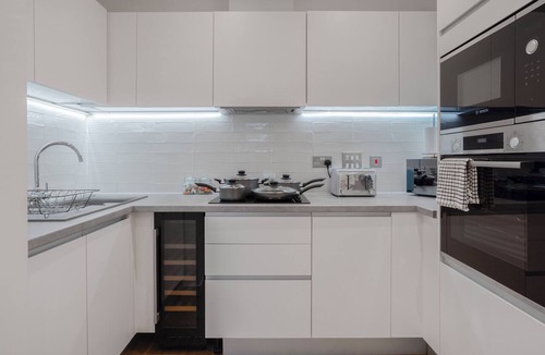 Birmingham City Centre Apartment | The Arcade Machine Suite, 2Bed, 2Bath and Netflix by Noor Luxury Accommodations