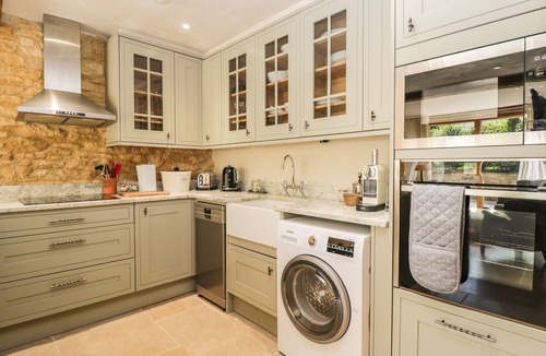 Nettleton Cottage | THE BARN, romantic, character holiday cottage in Colerne