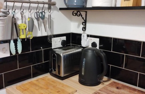 Wadsworth Apartment | The Cabin - Great Views, Garden, Netflix, Near Town