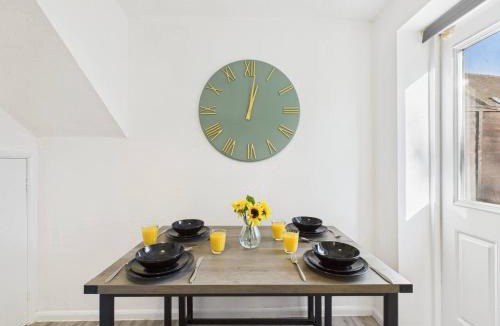 Bishop's Cleeve House | The Cornfields by Signature Stays - Parking - Modern - Quiet Location