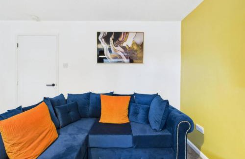 Bishop's Cleeve House | The Cornfields by Signature Stays - Parking - Modern - Quiet Location