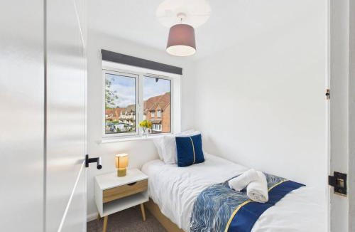 Bishop's Cleeve House | The Cornfields by Signature Stays - Parking - Modern - Quiet Location