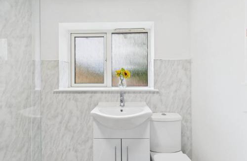 Bishop's Cleeve House | The Cornfields by Signature Stays - Parking - Modern - Quiet Location