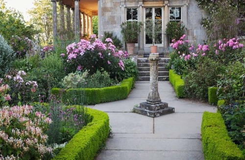 Chipping Campden House | The Courtyard overlooking Kiftsgate Court Gardens