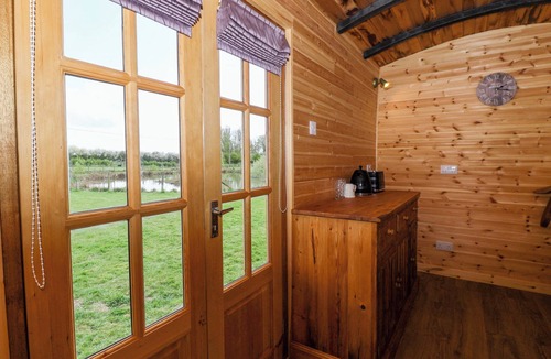 Mappleton Cottage | THE DAMSELFLY, romantic, with a garden in Hornsea