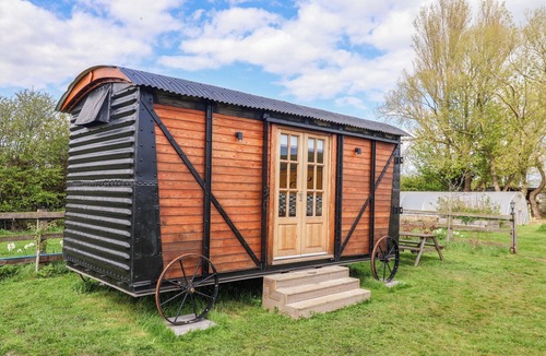 Mappleton Cottage | THE DAMSELFLY, romantic, with a garden in Hornsea
