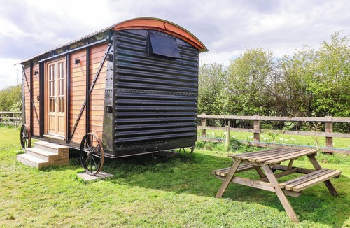Mappleton Cottage | THE DAMSELFLY, romantic, with a garden in Hornsea