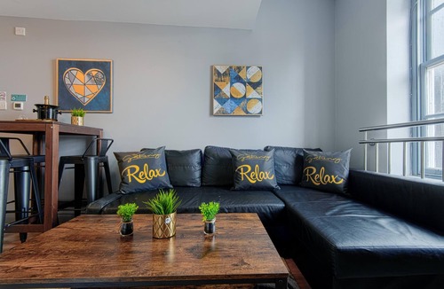 Wrexham Apartment | The Eisteddfod - Berwyn House - Central Wrexham - Sleeps Up To 5