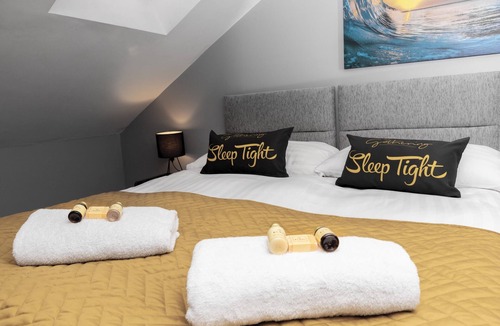Wrexham Apartment | The Eisteddfod - Berwyn House - Central Wrexham - Sleeps Up To 5