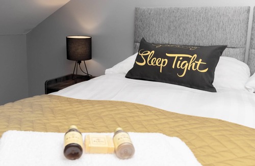 Wrexham Apartment | The Eisteddfod - Berwyn House - Central Wrexham - Sleeps Up To 5