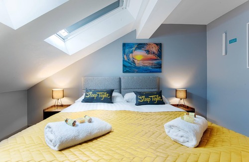 Wrexham Apartment | The Eisteddfod - Berwyn House - Central Wrexham - Sleeps Up To 5