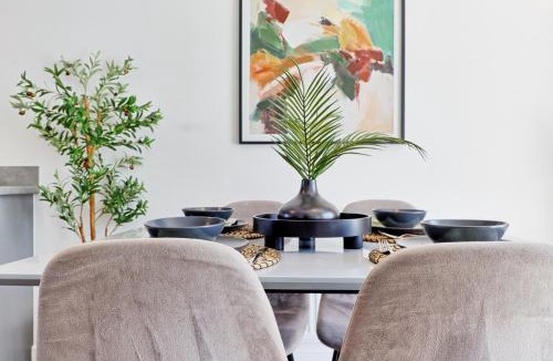 Chelmsford House | The Fox Den - CM1 Chelmsford 3-bed Stay - Pass the Keys